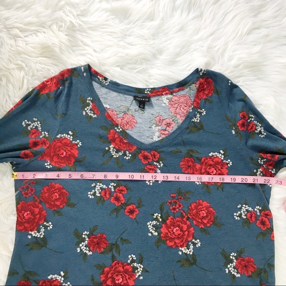 TORRID BLUE FLORAL V-NECK BANDED TEE 2 - Picture 8 of 10